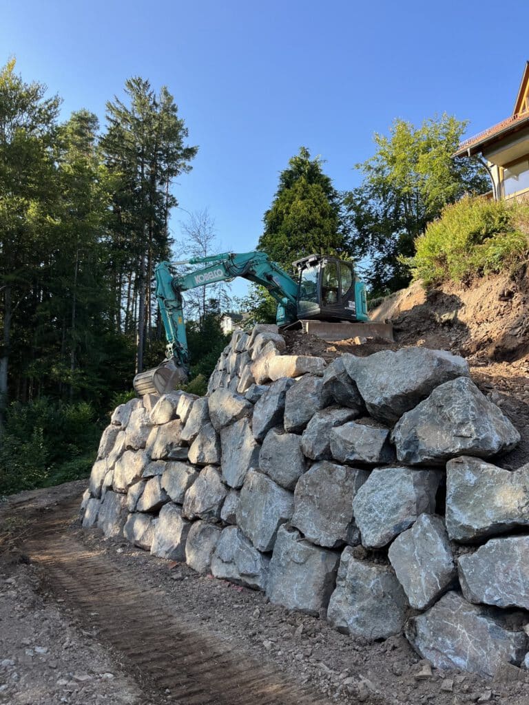 Außenanlage mit Natursteinmauern