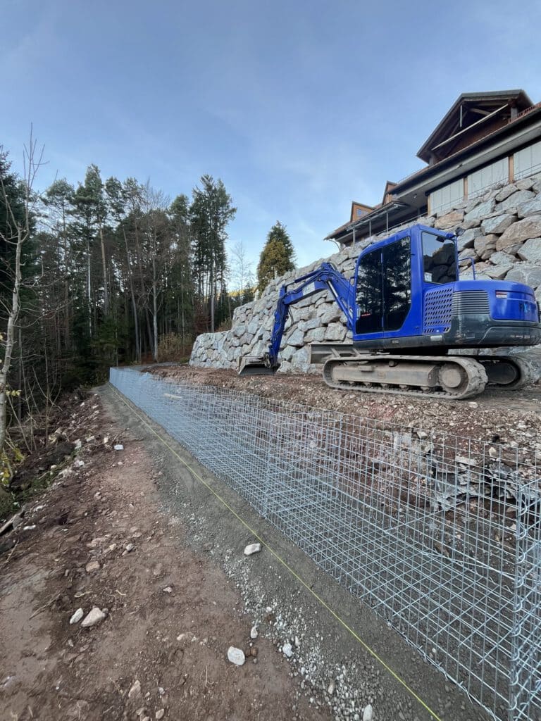 Außenanlage mit Natursteinmauern